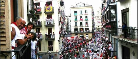 2 balcones con vistas al encierro (running of the bulls)