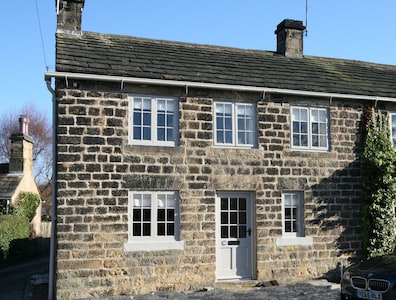 Luxury Grade 2 listed Yorkshire cottage close to open countryside & Harrogate