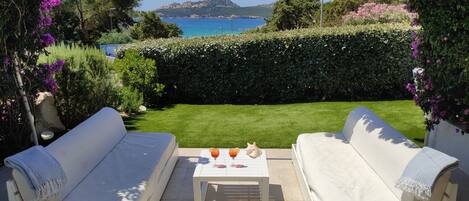 Welcome to Villa istella de Mari, only 250m stroll from famous Reparata beach