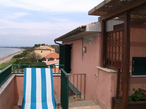 terrazza con sdraio per il sole