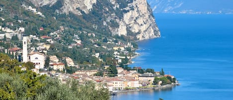 Blick auf Gargnano, aus allen Fenstern