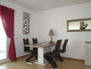 dining area table also extends to seat 6, with stylish comfortable chairs