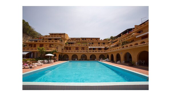 Piscina con solarium attrezzato