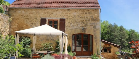 Gite with its own patio, table and tonnelle.