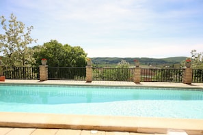 Pool with views over Dordogne valley