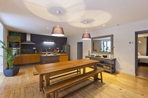 Spacious kitchen.
Cuisine spacieuse.