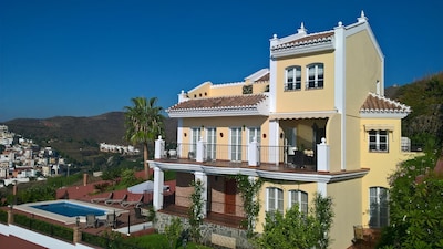 NERJA Villa mit atemberaubendem Meerblick, Pool, inklusive WIFI und Klimaanlage, Kino / Spielzimmer