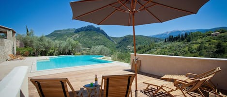 Vue de la terrasse à côté de la piscine