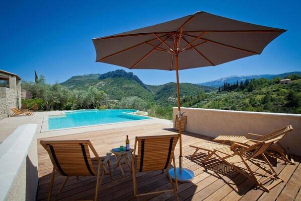 Vue de la terrasse à côté de la piscine