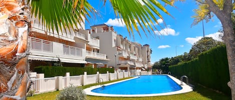 Vista de edificio con piscina 