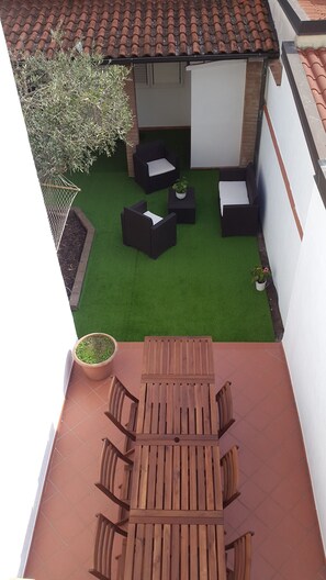outdoor dining table for up to 10 people Ideal for dinners  with friends&family