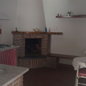 Annexe/Depandance- Kitchen with fireplace