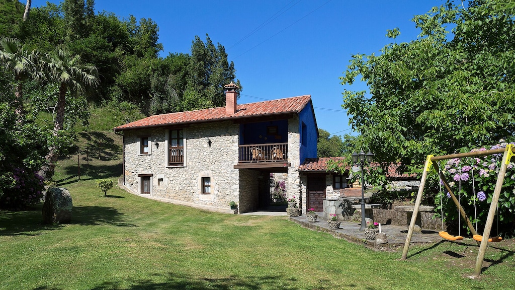 Casa rural, restaurada en piedra y madera en el pueblo de ...