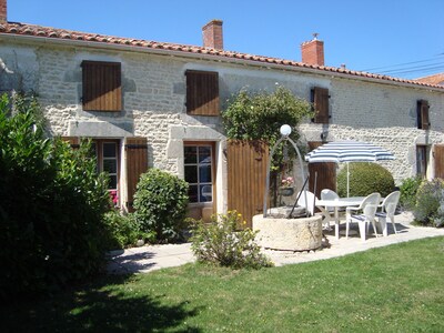 Bellamente restaurada casa de campo cerca de La Rochelle.