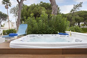 Outdoor spa tub