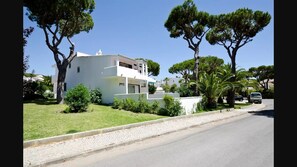 Side view perspective of the neighbour house. 