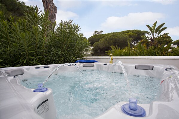Outdoor spa tub