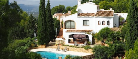 View of the holiday villa: private pool, garden and terraces.