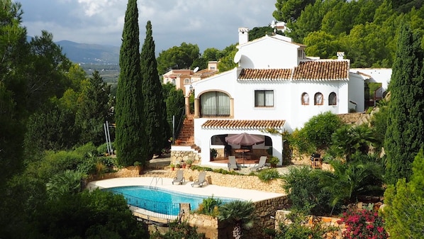 View of the holiday villa: private pool, garden and terraces.