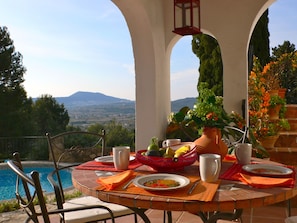 Breakfast time with views over the valley of Jávea.