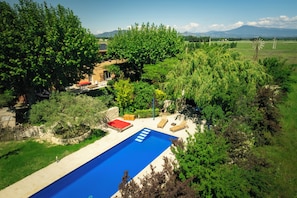 Vue du mas avec le Mont-Ventoux en arrière plan