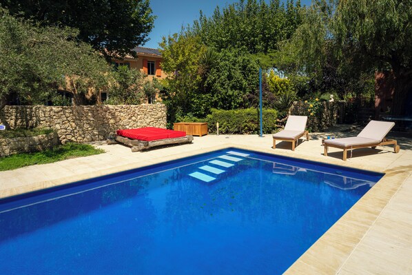 Vue du jardin et de la maison depuis la piscine