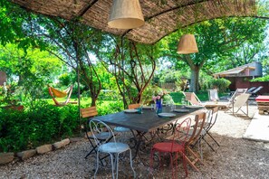 Pergola ombragée devant la maison