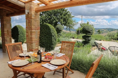 Stilvolle freistehende Villa mit Swimmingpool, großem privatem Garten und herrlicher Aussicht