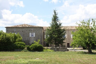 Authentischer und moderner Pool in der südlichen Ardèche, 2 km vom Fluss entfernt