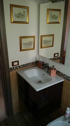 Casa Patrizia in Cisanello primo piano, bagno lavabo.