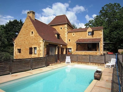 800 m from the medieval center of SARLAT. Perigord house 170 m². Private swimming pool