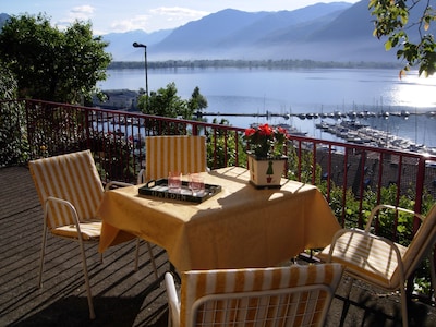 Komfortables Ferienhaus mit herrlichem Blick auf den See und die umliegenden Berge