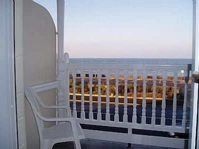 Apartamento en primera planta junto al mar con balcón y espectaculares vistas al mar.