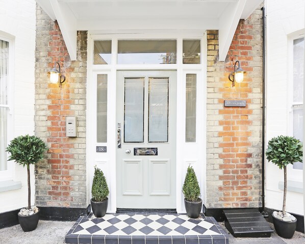 Entrance to Suffolk House