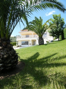 Large & Comfortable holiday home with private pool & Free WiFi 
