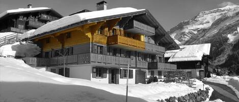 Notre chalet Le Calvisson en hiver et l'appartement Le Grand Chamois