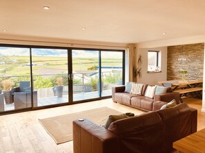 Baywatch Widemouth Bay - Living area with field and country views