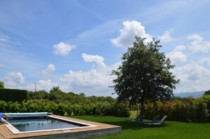 Piscine avec vue sur le Luberon