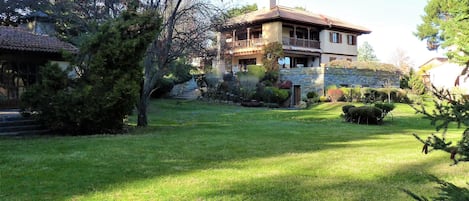 Casa y jardín desde la pista de tenis