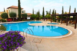 Crystal clear, mostly very quiet common pool, 30 m from the apartment