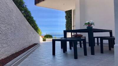 New apartment with terrace overlooking the gulf 200 meters from the sea.
