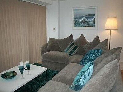 Contemporary Beachfront Ground Flr Apartment Overlooking Fistral Beach & Terrace