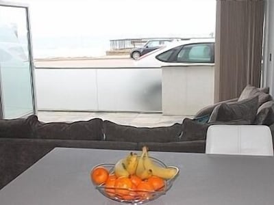 Contemporary Beachfront Ground Flr Apartment Overlooking Fistral Beach & Terrace