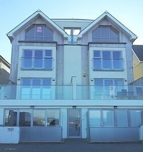 Contemporary Beachfront Ground Flr Apartment Overlooking Fistral Beach & Terrace