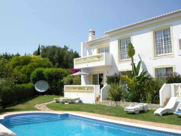 Ground floor apartment over pool with easy access to