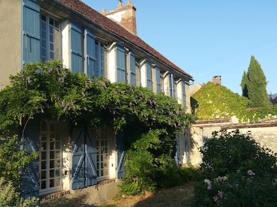 17th century house with character: renovated in 2012, fenced garden, Paris 1 h30