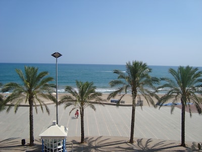 Amplio apartamento frente al mar con vista a la playa con WIFI, estacionamiento y ascensor