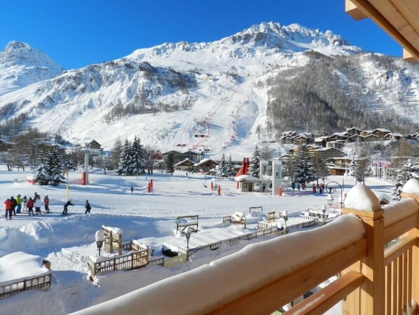 Vue sur la célèbre Face de Bellevarde depuis le balcon 