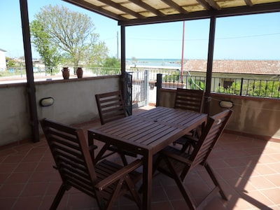 Seafront apartment on the first floor, with large terrace, in a renovated house 