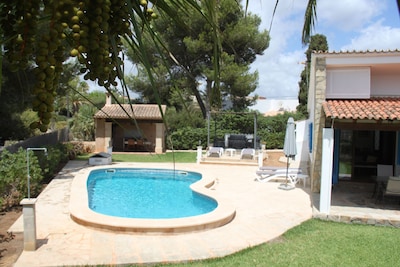 Villa-Chalet with private pool, POOLSIDE BARBECUE